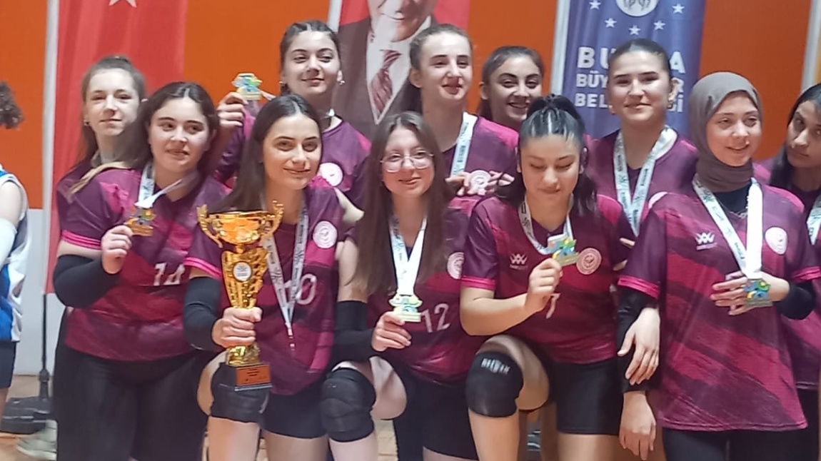 VOLEYBOL TURNUVASINDA KUPA BİZİM